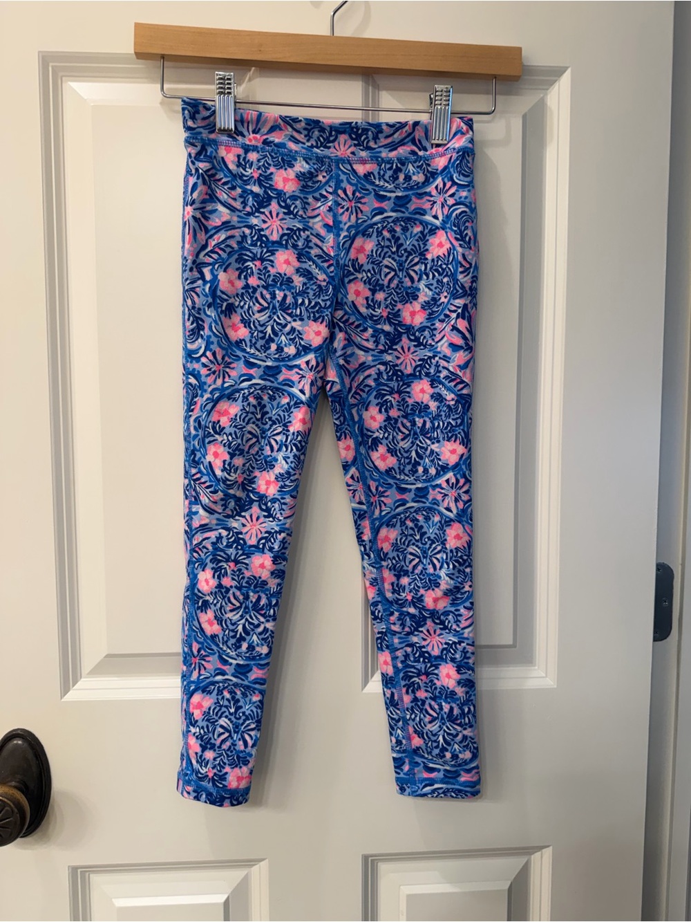Lilly Pulitzer Girls Mini Weekender Leggings in the Blue Peri Takin It Easy